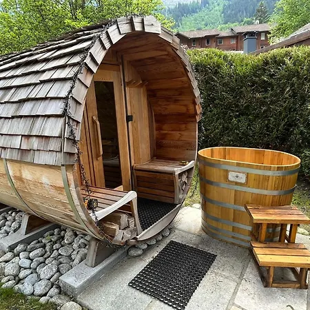 Tiki - Hot Tub & Sauna 木屋 *